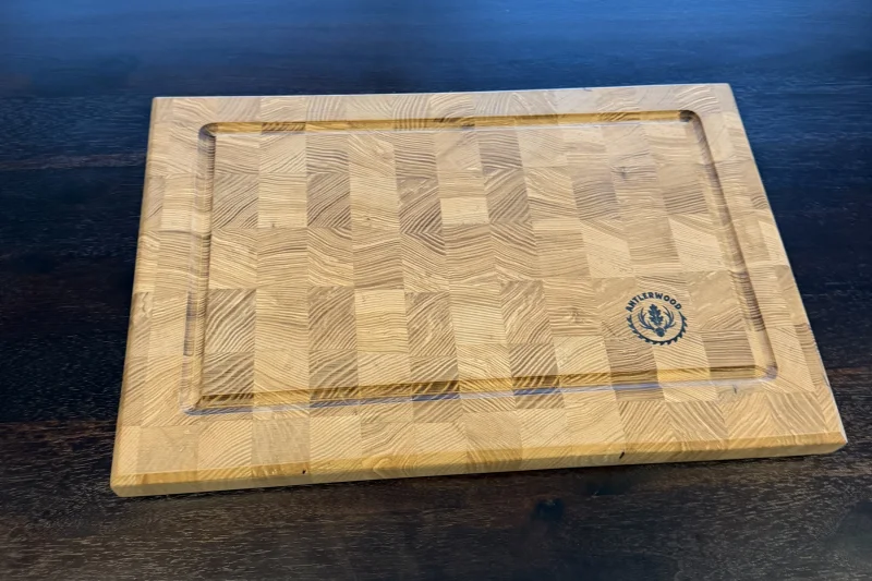 Kuchynské dienko z čelného dreva s obvodovou drážkou a logom Antlerwood