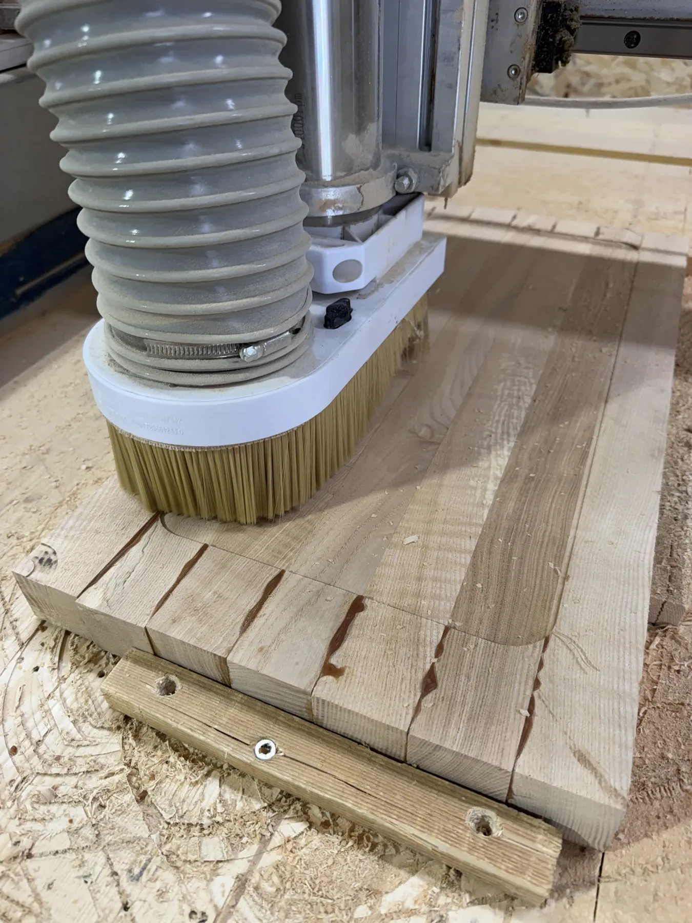 CNC fréza pri opracovaní dreva v dielni Antlerwood