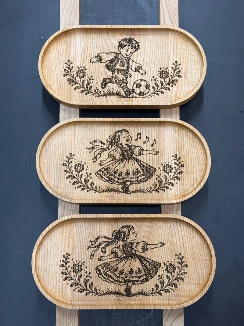Servírovací tácky · Oválné — Detail gravírování do dřeva.