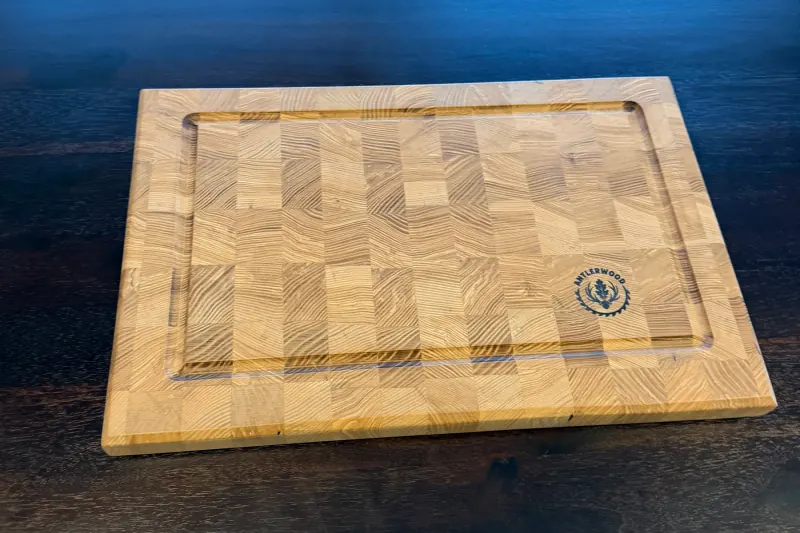 Kész bütüfelületű konyhai vágódeszka Antlerwood logóval